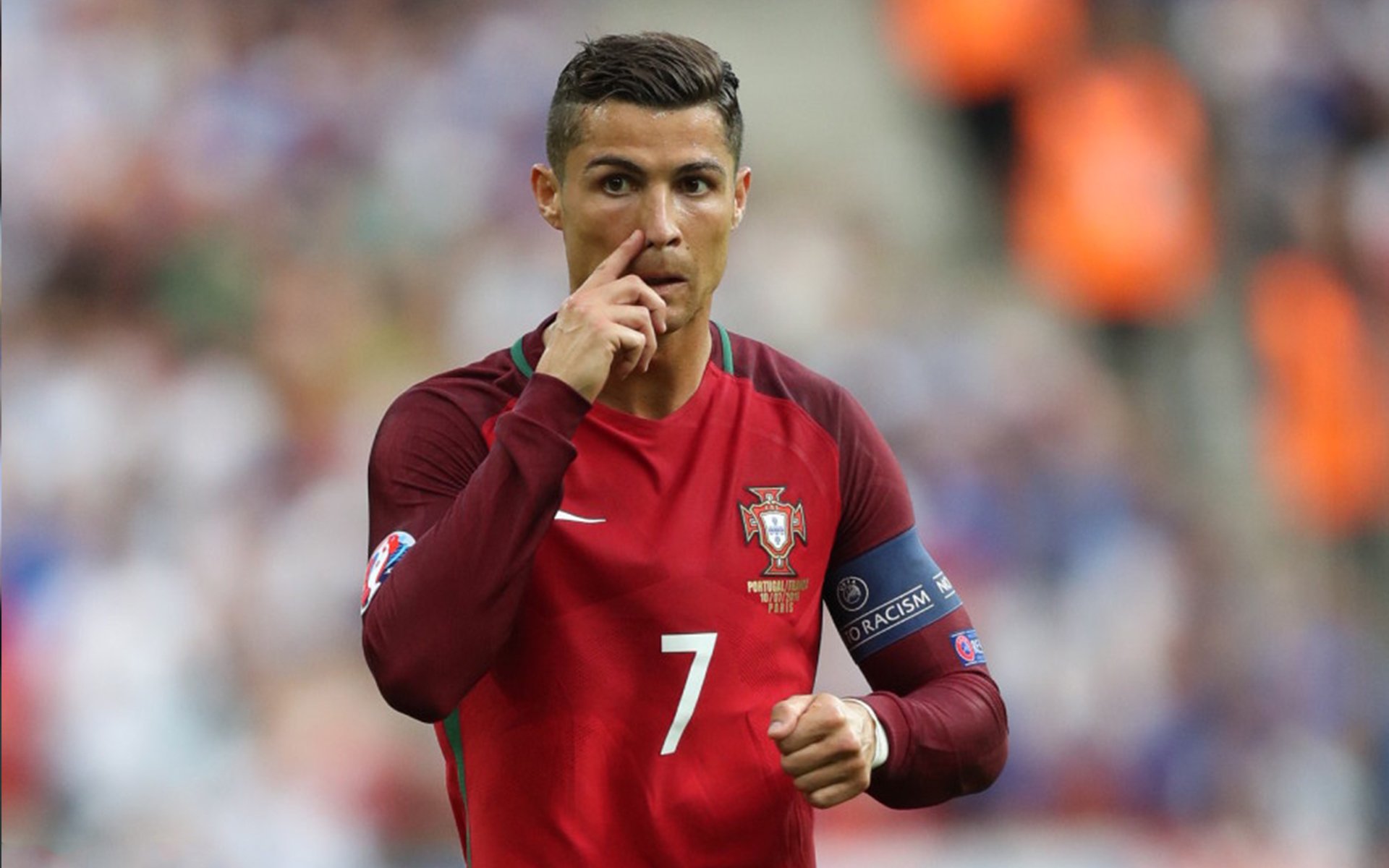 “英超争夺激烈，球队为冠军奋战到底”，“英超”